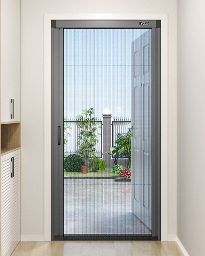 Foldable retractable screen doors